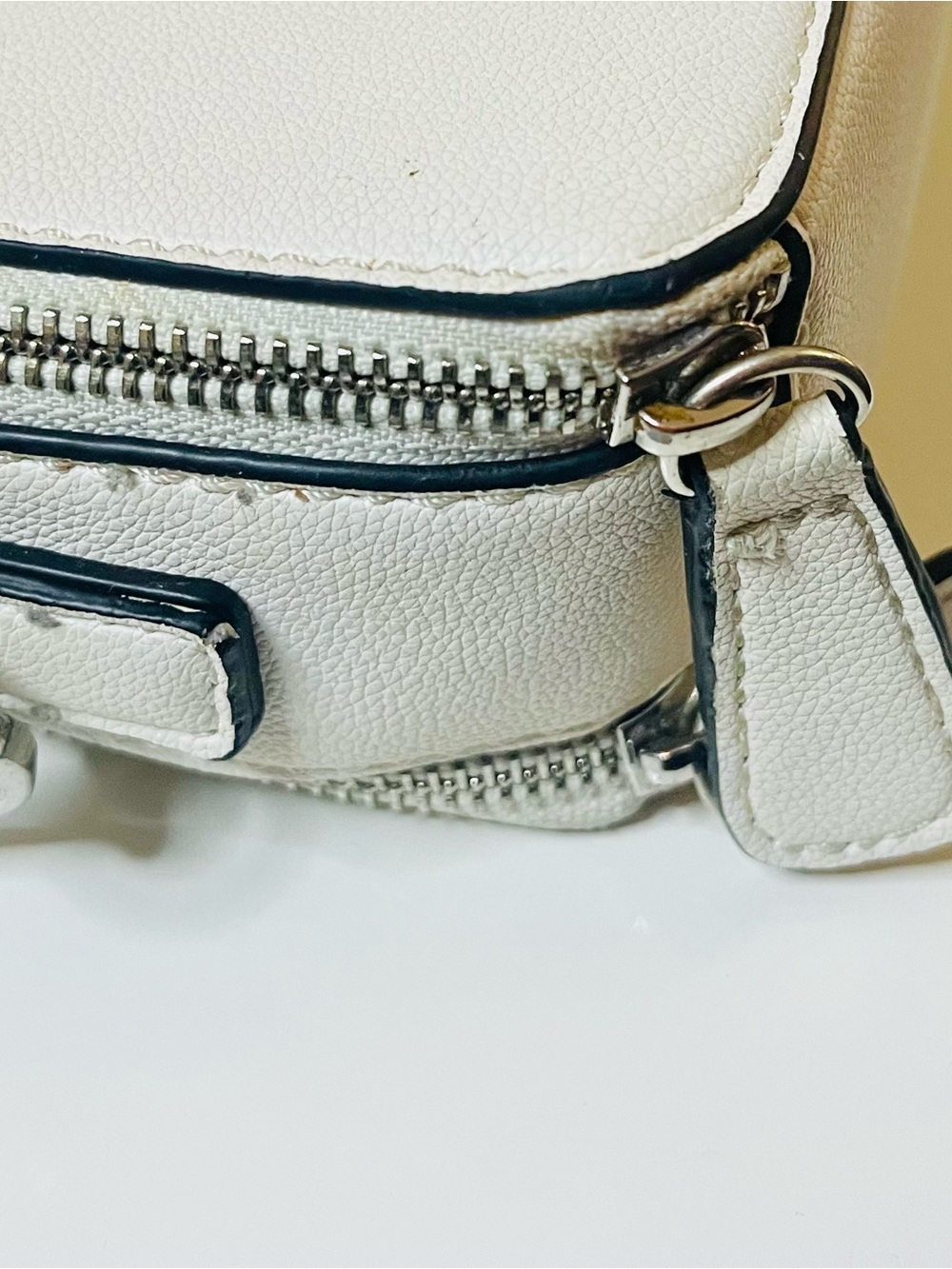 GUESS White Camera Crossbody with Black Guitar Adjustable Strap- EUC - Picture 5 of 7